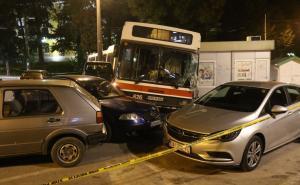 FOTO: Radiosarajevo.ba / Trolejbus udario u parkirane automobile na Trgu Austrije